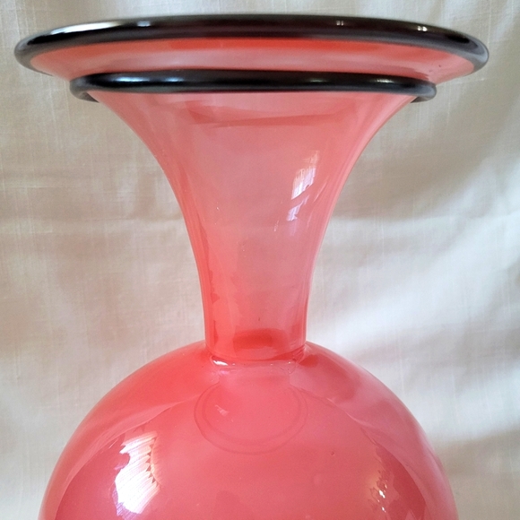 Hand-blown Beautiful Grapefruit Pink Glass Vase - Picture 13 of 14